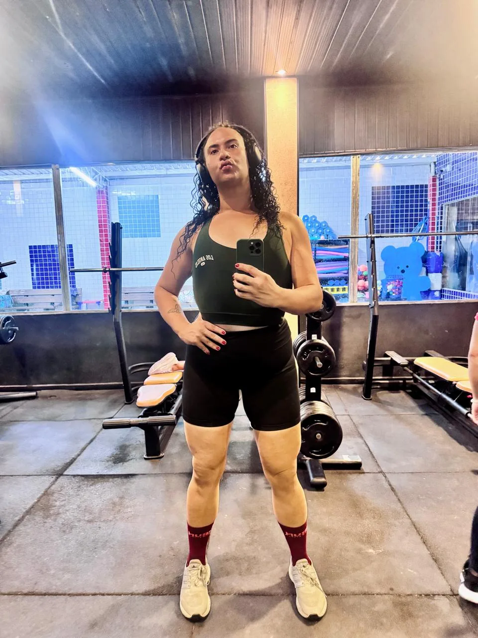 Mathy Lemoss na academia, em roupa de treino