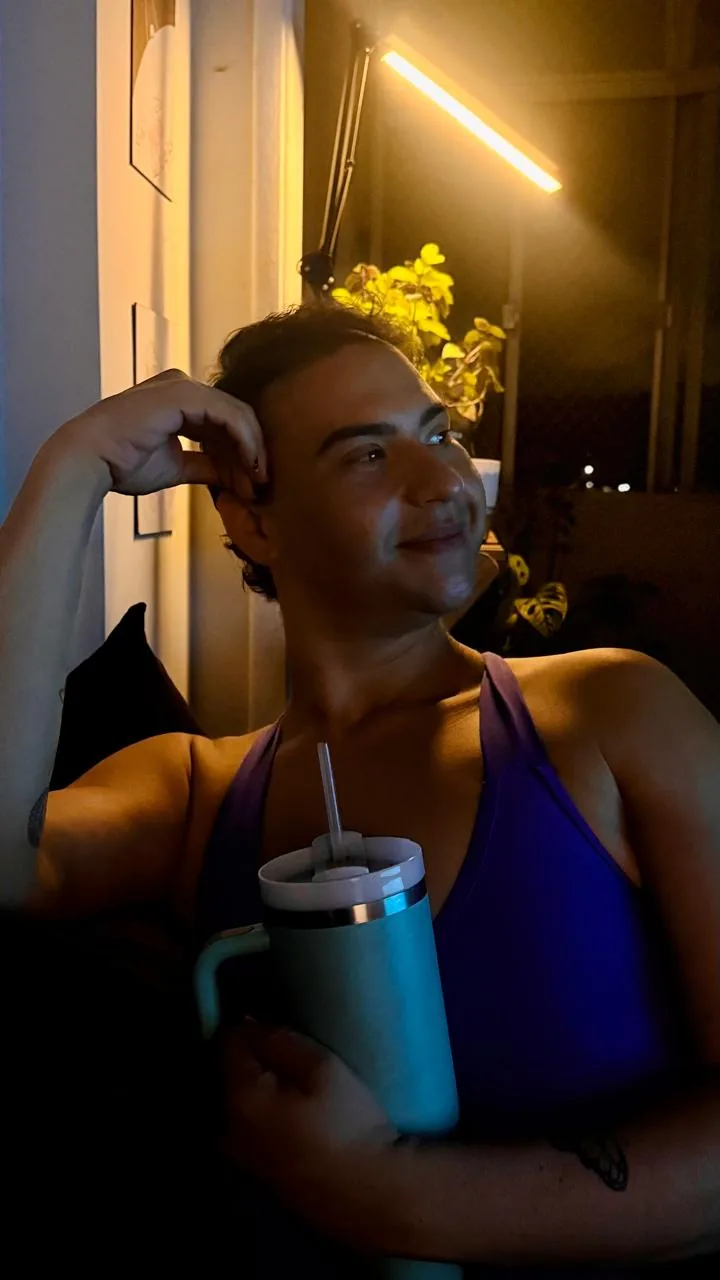 Mathy Lemoss em casa, segurando um copo