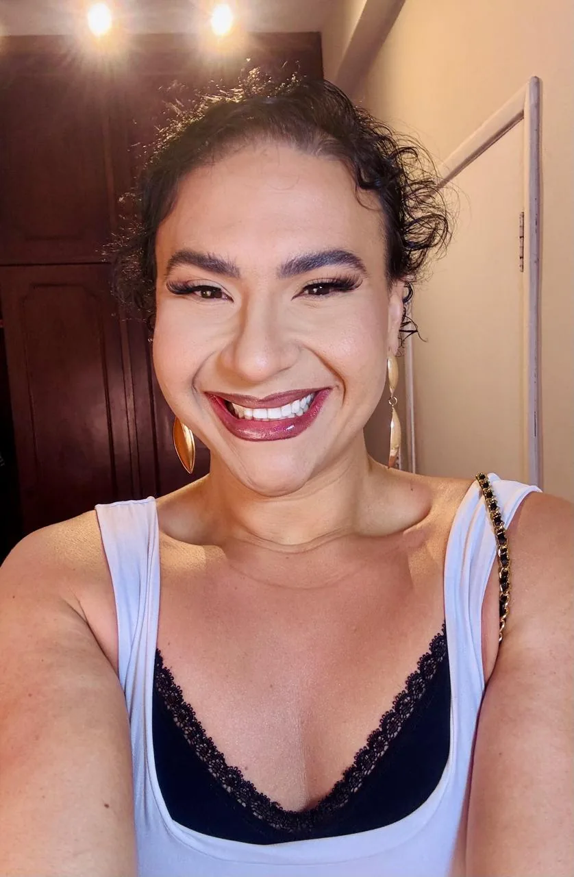Mathy Lemoss em selfie, sorrindo